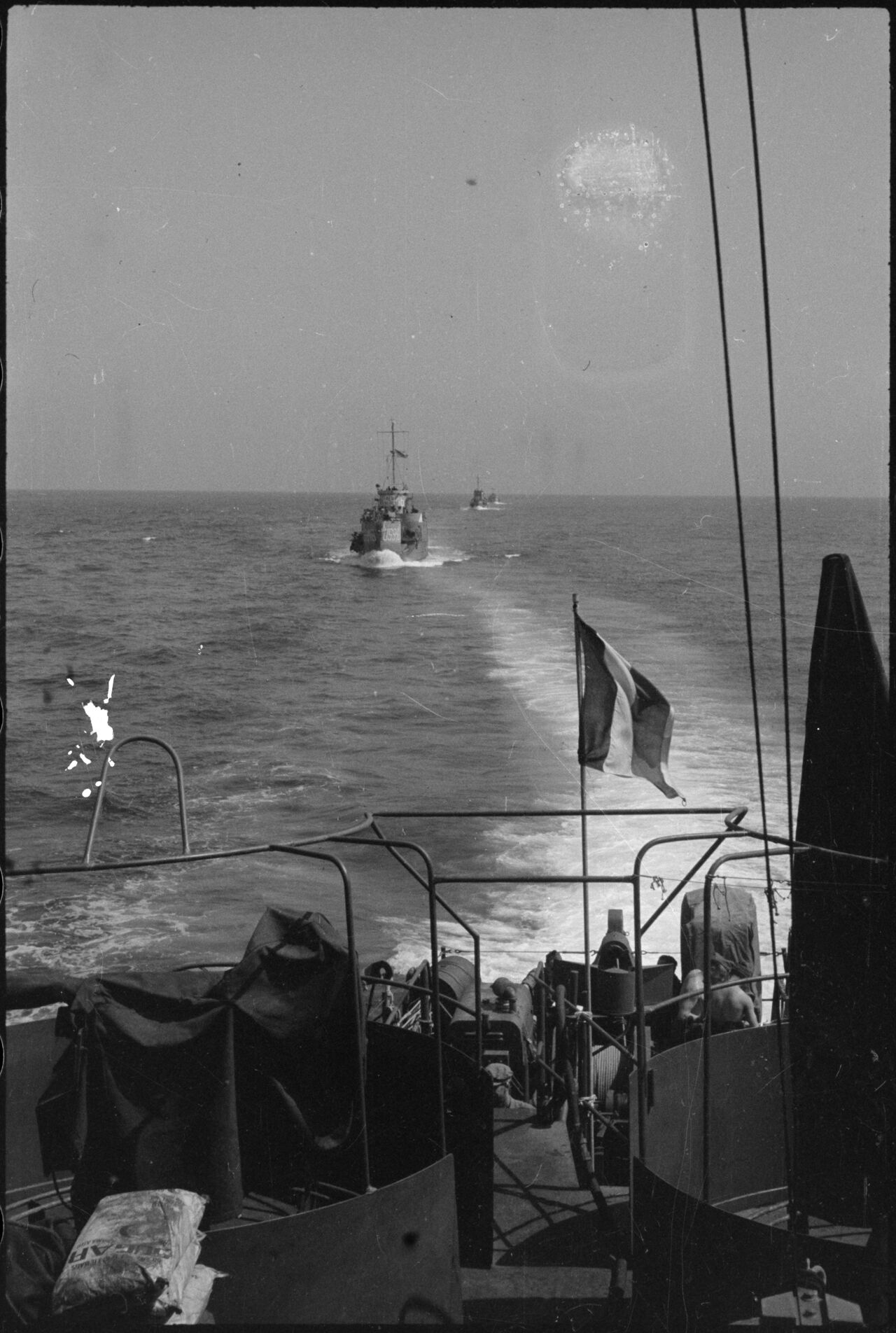 Un convoglio di navi alleate in viaggio verso la Provenza nel 1944. Un convoglio di navi alleate in viaggio verso la Provenza nel 1944.