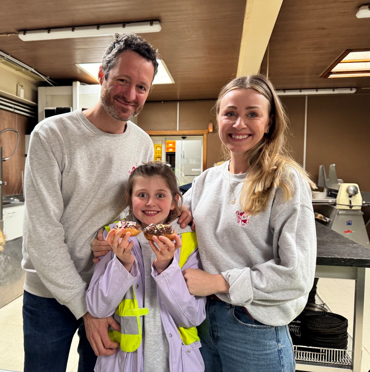 Klas van overleden Lowie (6) versiert eclairs bij bakker in Sint-Antonius  Zoersel voor strijd tegen kanker bij kinderen | VRT NWS: nieuws