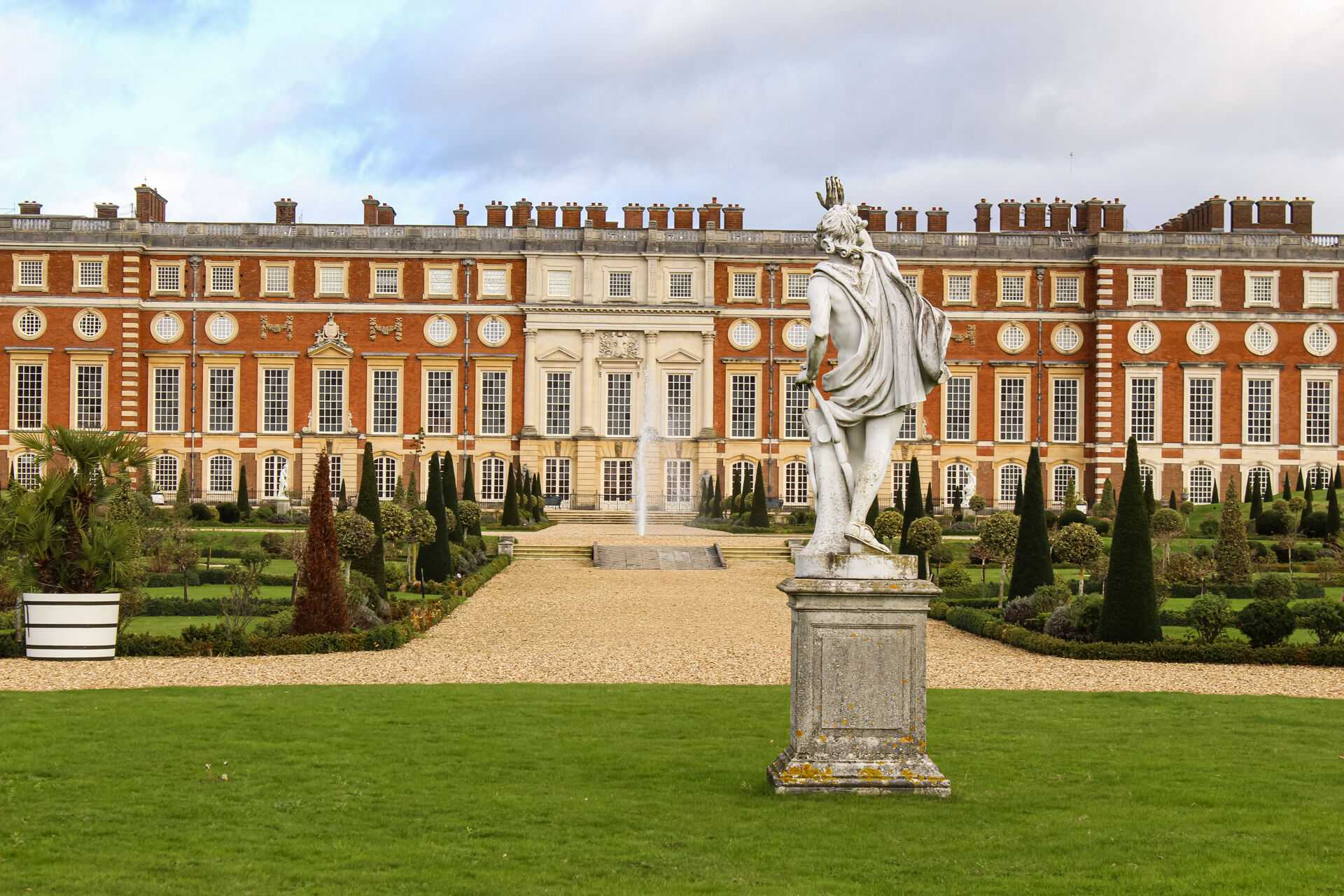 Hampton Court Behind closed Doors VRT MAX