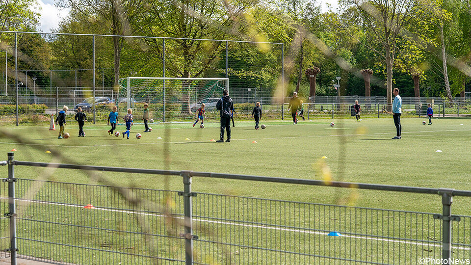 "Clubs als medicijn tegen eenzaamheid": Voetbal Vlaanderen en Neos slaan met vrijwilligerscampagne handen in elkaar