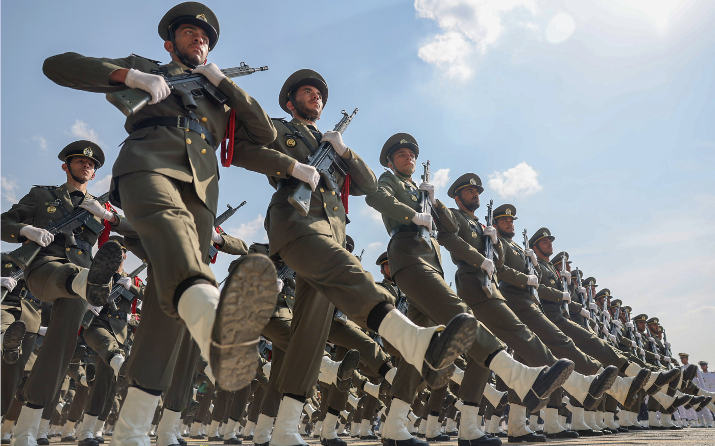 Indrukwekkende troepenmacht, maar verouderde wapens: wat stelt het leger van Iran nog voor?