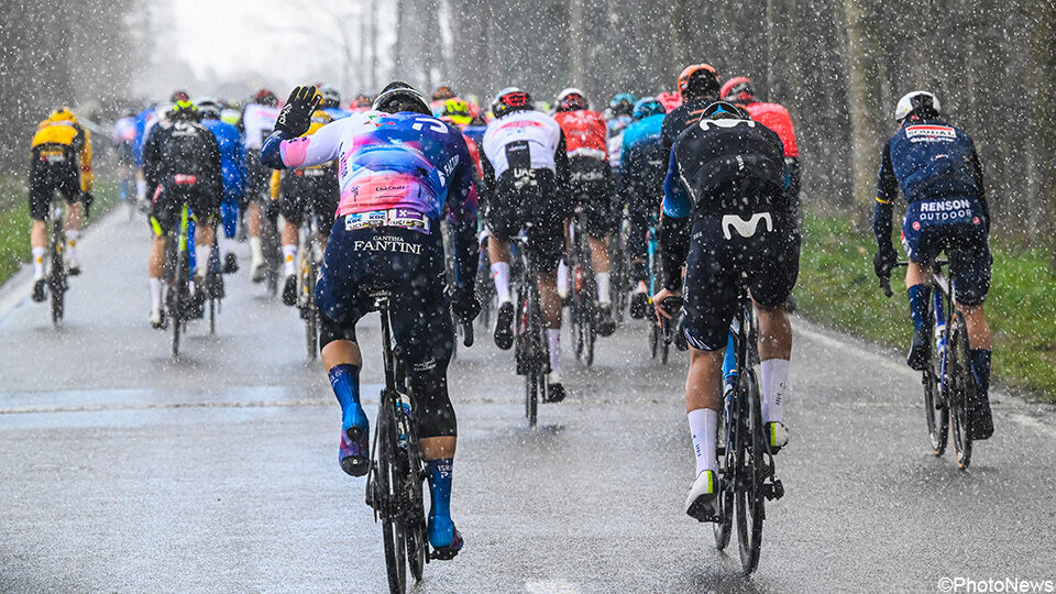LIVESTREAM (10.15 uur): Het is zover! Het peloton maakt zich op voor "natte en winderige" Omloop Nieuwsblad