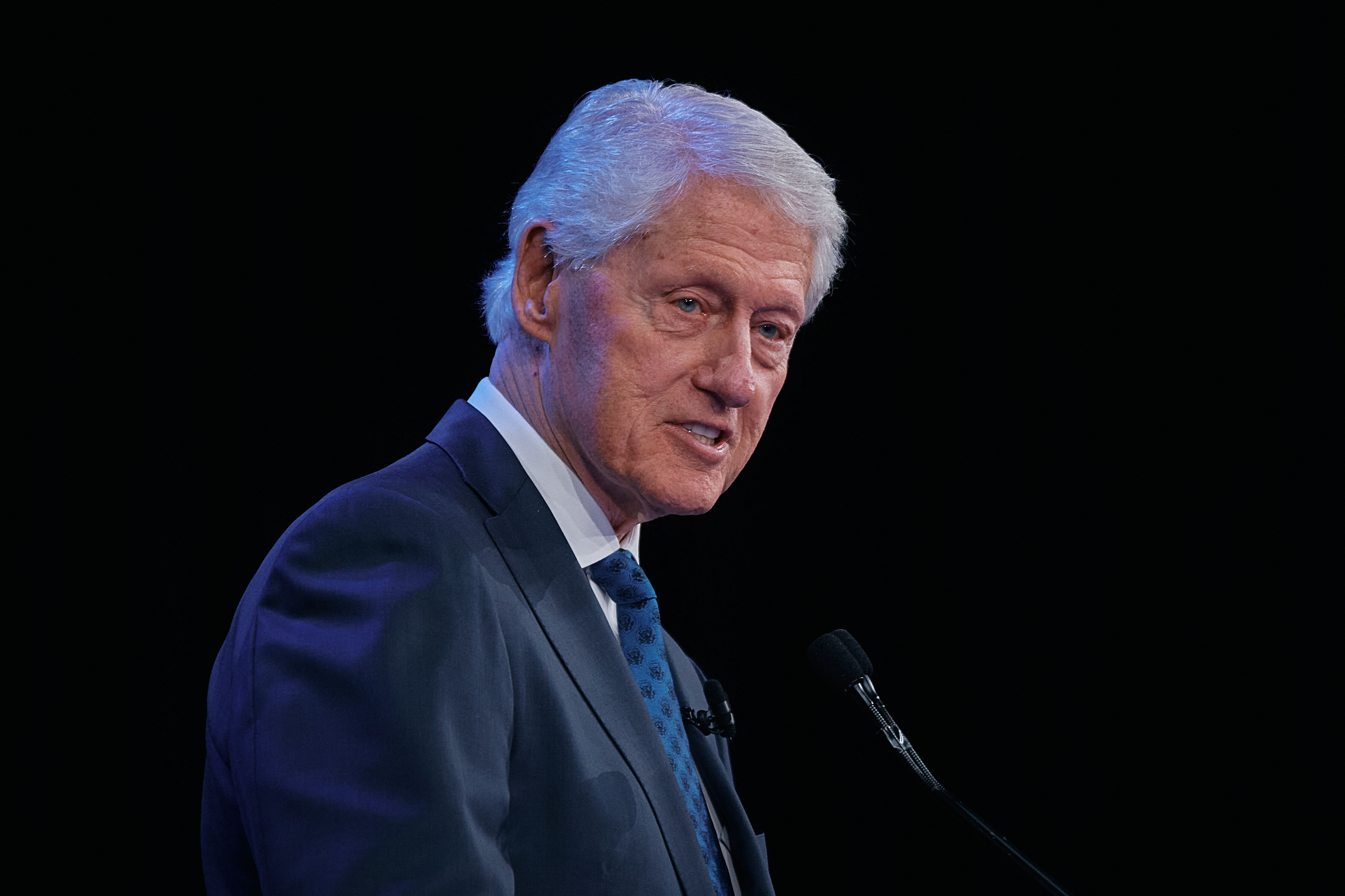 Hoorzitting Bill Clinton is afgelopen: "Geen idee wie vrouw in jacuzzi is"