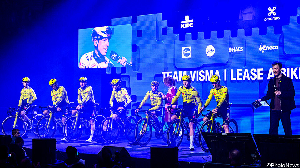 Kuipke zingt voor afwezige Wout van Aert, ploegmaat Matthew Brennan: "Hij heeft berichtje gestuurd"