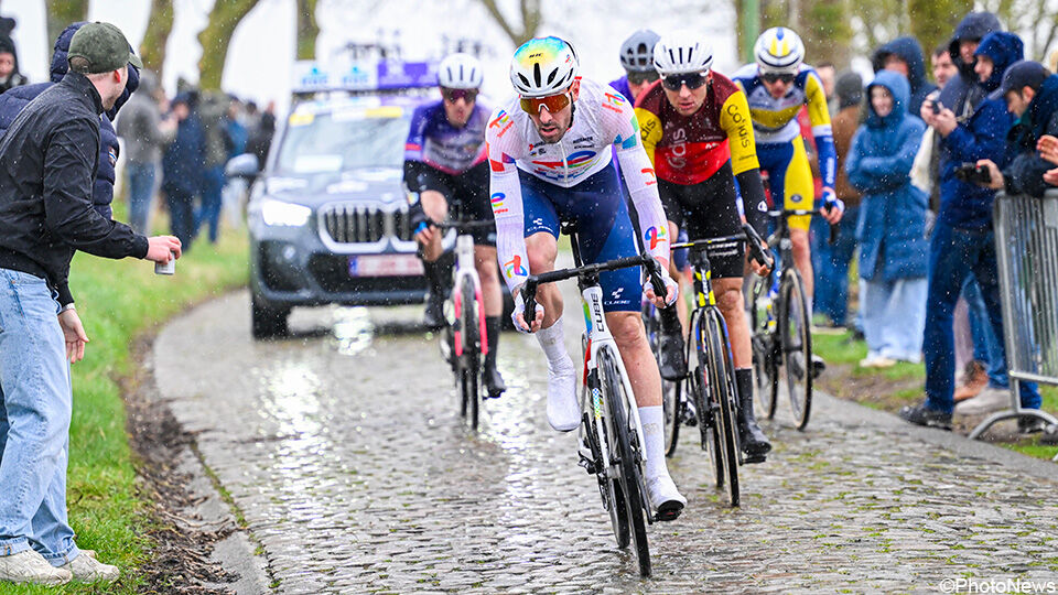 LIVE Omloop Nieuwsblad: Favorieten Van der Poel en Magnier laten hun ploegmaats werken achter vijf leiders