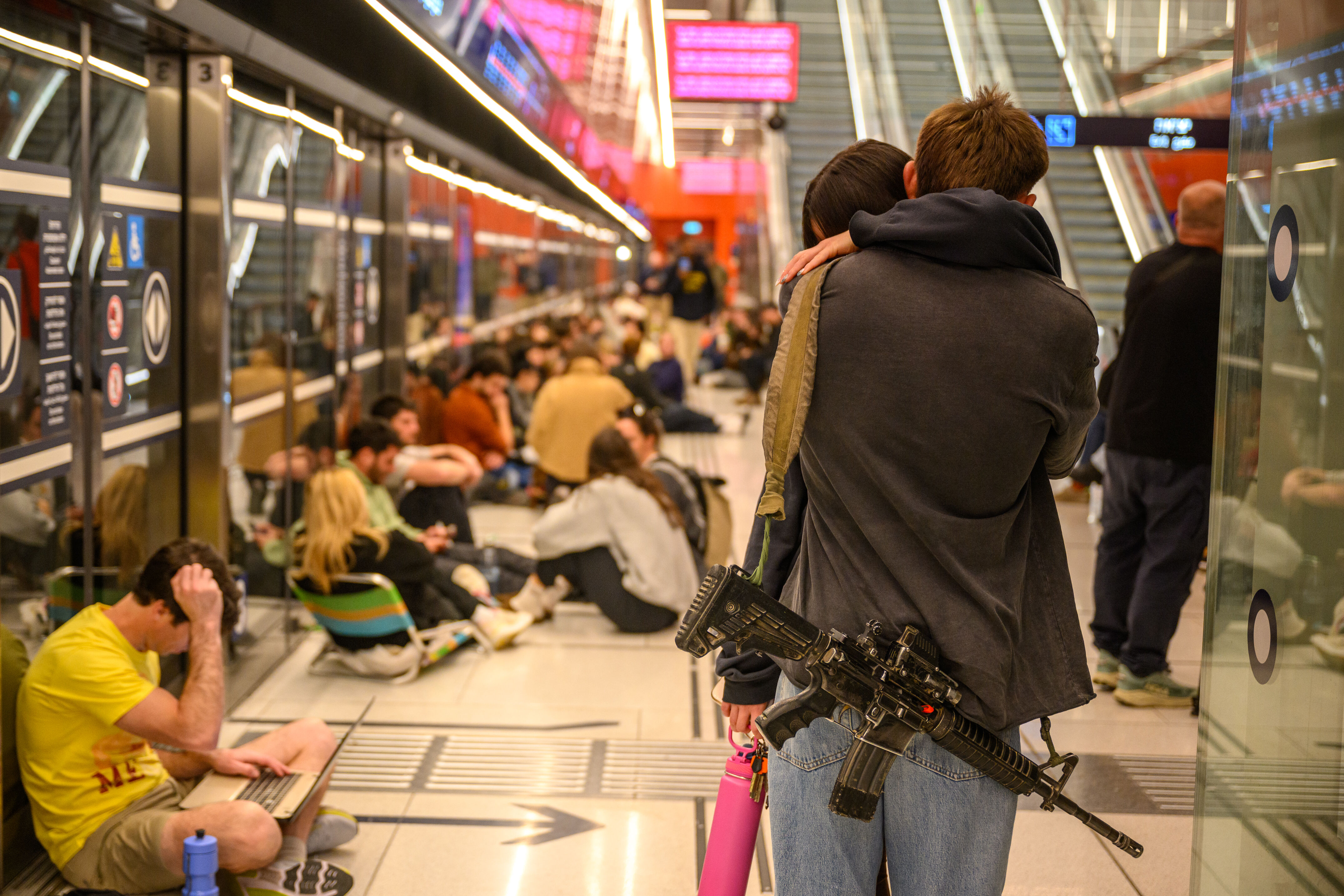 Iraanse minister zegt dat leger "klaar is voor deze dag": raketten en drones afgevuurd op Israël, Saudi-Arabië en Qatar