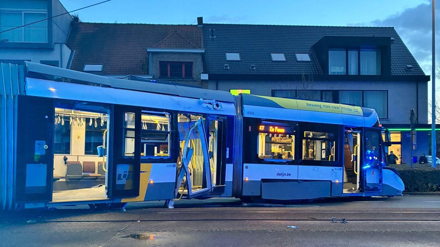 Twaalf gewonden, onder wie 1 zwaargewonde, nadat kusttram ontspoort in Nieuwpoort
