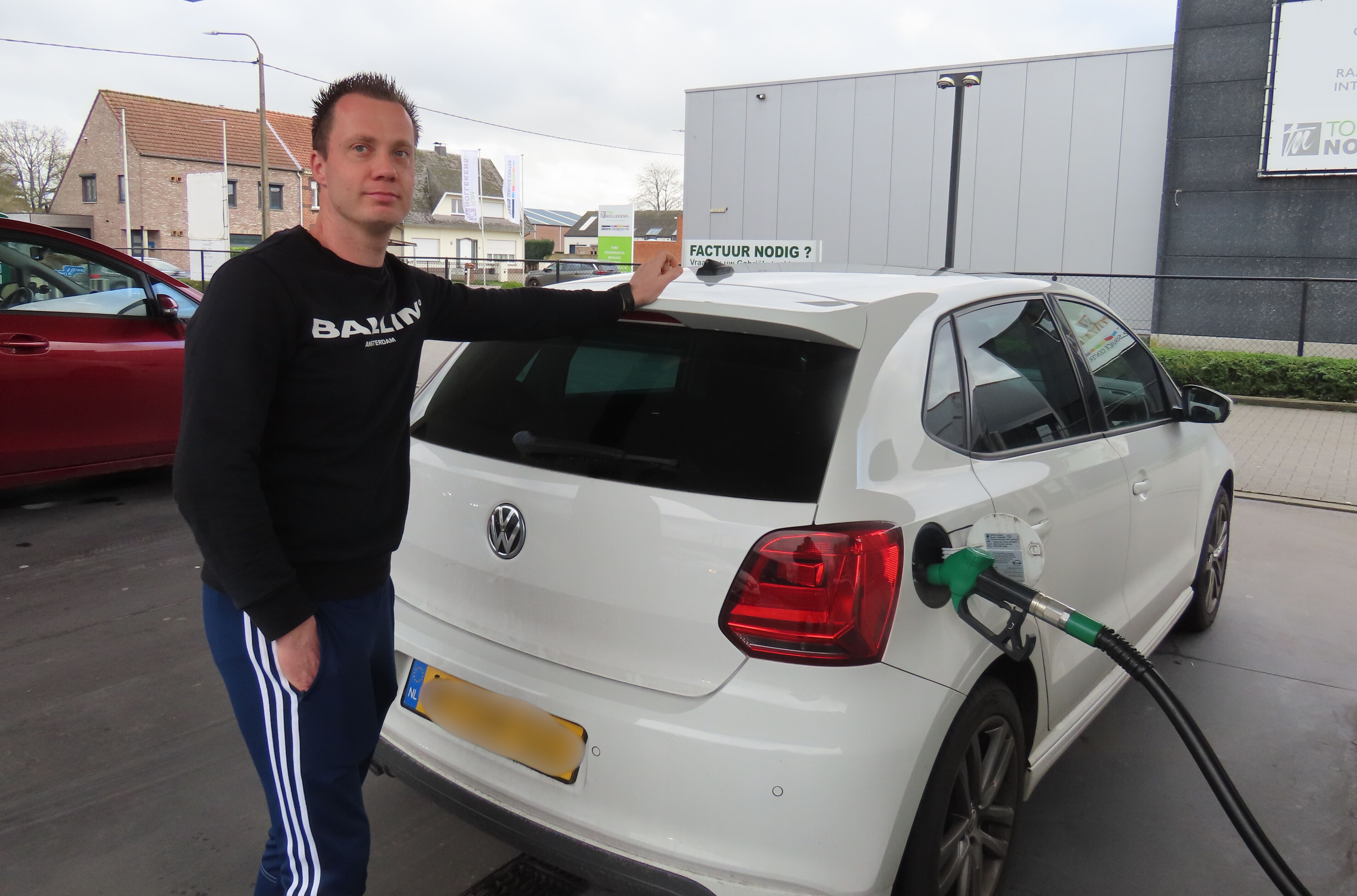 Steward leidt verkeer in goede banen in Essen na verkeerschaos door Nederlanders die goedkoper komen tanken