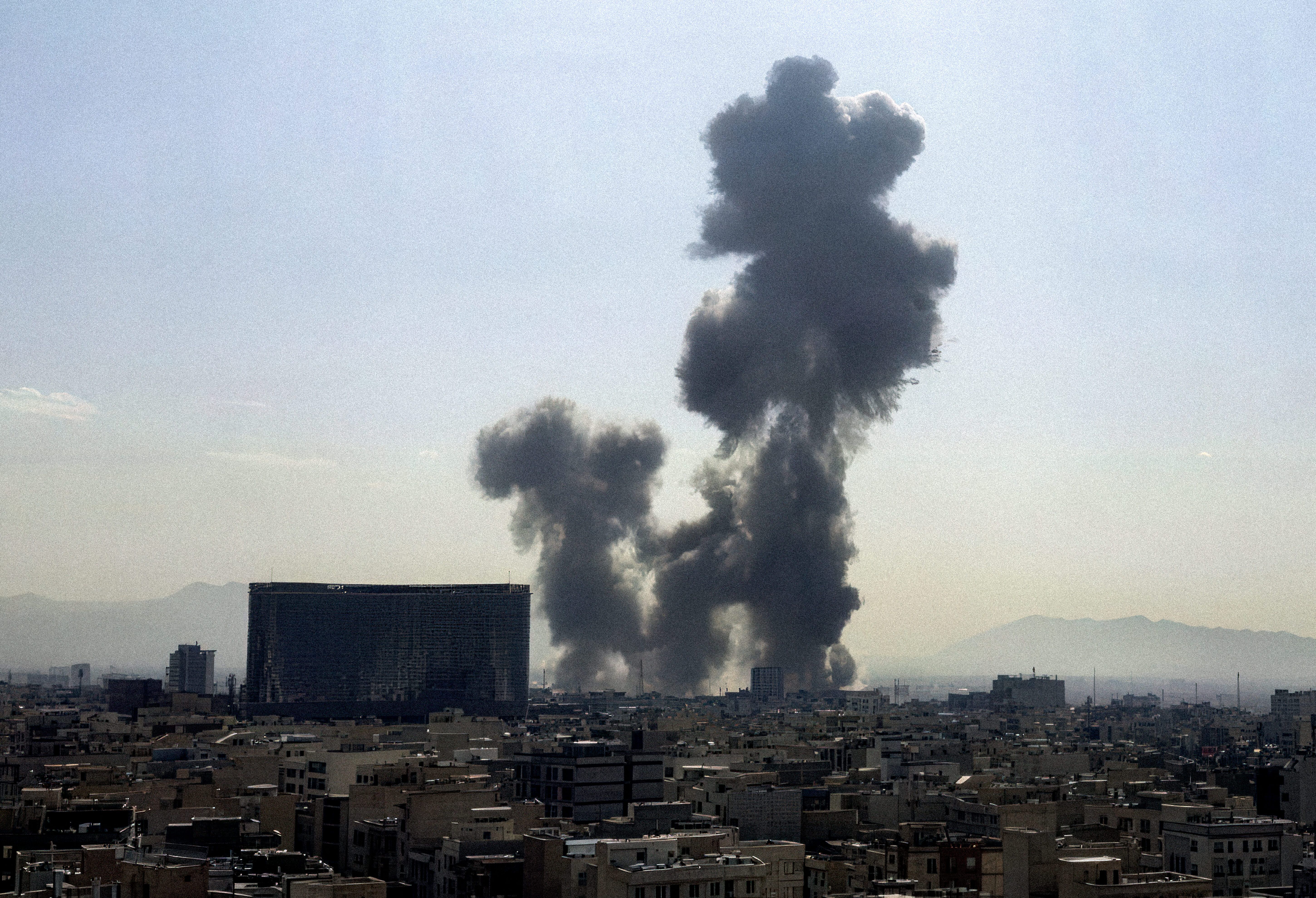 Opnieuw zware explosies in Teheran, oorlog tegen Iran verloopt volgens VS-president Trump "zeer goed"