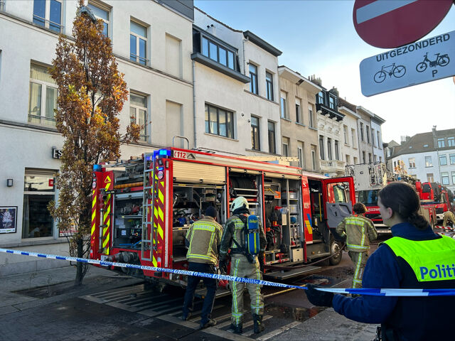 Bewoners Vluchten Naar Dak Bij Uitslaande Brand In Antwerpen: Een ...