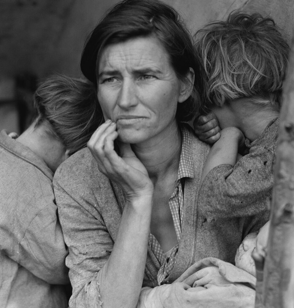 "Migrant mother" van Dorothea Lange. Een boerenvrouw met twee kinderen tijdens de "Grote Depressie" in de jaren 30. 