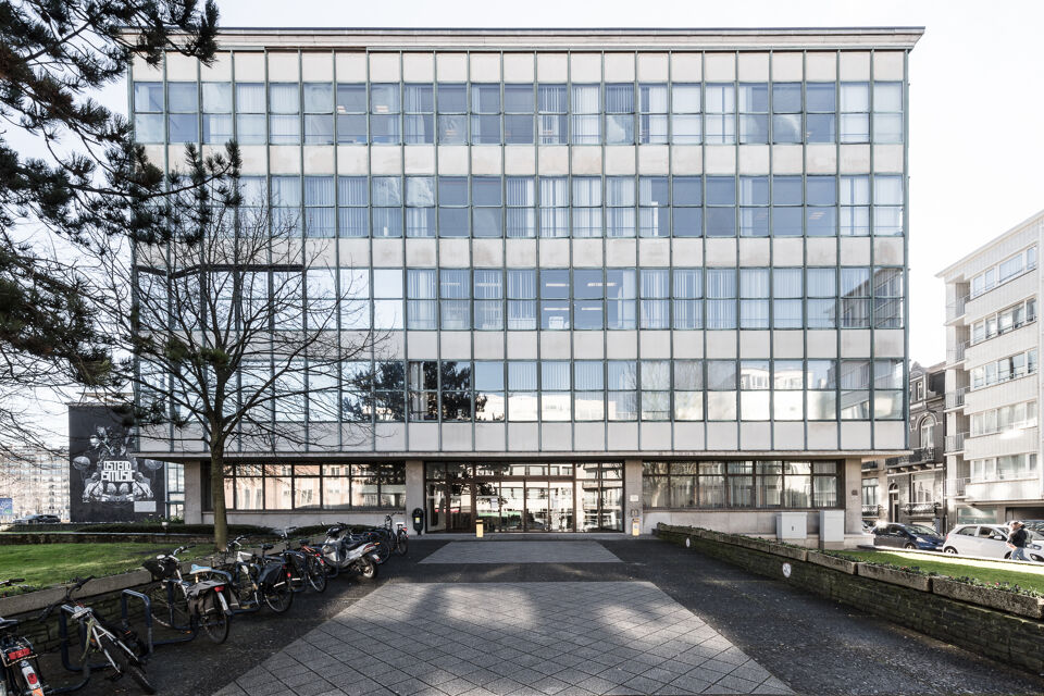 Markante plekken het stadhuis van Oostende, over bronzen ramen en een