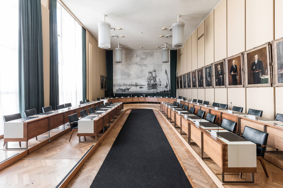 Markante plekken het stadhuis van Oostende, over bronzen ramen en een