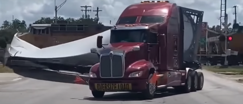 Een screenshot van het moment dat de trein crasht met de wiek van de windturbine.