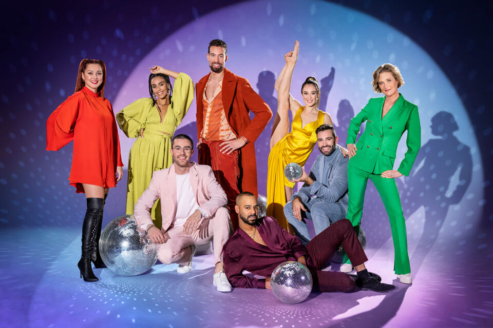 Zowel Lotte Vanwezemael (links in rode outfit) als Nora Gharib (links in gele outfit) zit in isolatie.