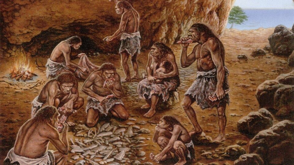 Neanderthalers of andere vroege mensen eten vlees dat ze bereid hebben op een vuur in de Lazaret-grot.