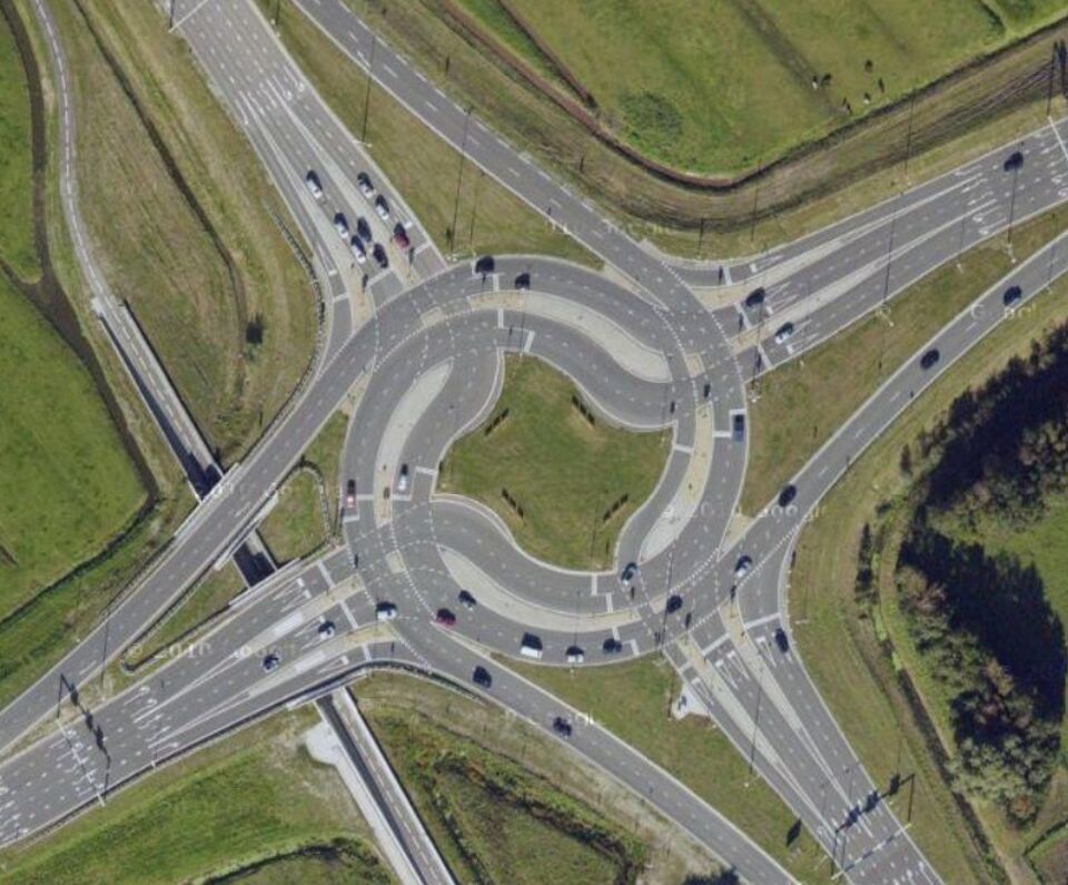 Низко кольцевые. Турбо кольцевой перекресток. Turbo Roundabout. Турбо перекресток с круговым движением. Турбокольцо Чебоксары роща.