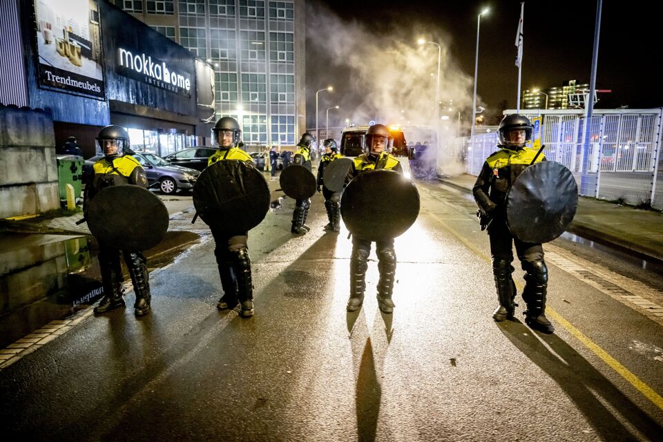 Acht Agenten Gewond Na Zware Rellen Tussen Eritreeërs In Den Haag | VRT ...