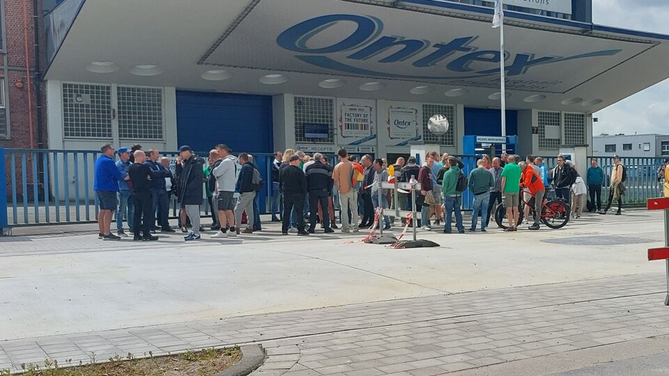 Het personeel van Ontex in Eeklo blijft tot na het weekend, betaald, thuis na het nieuws over de ontslagen.