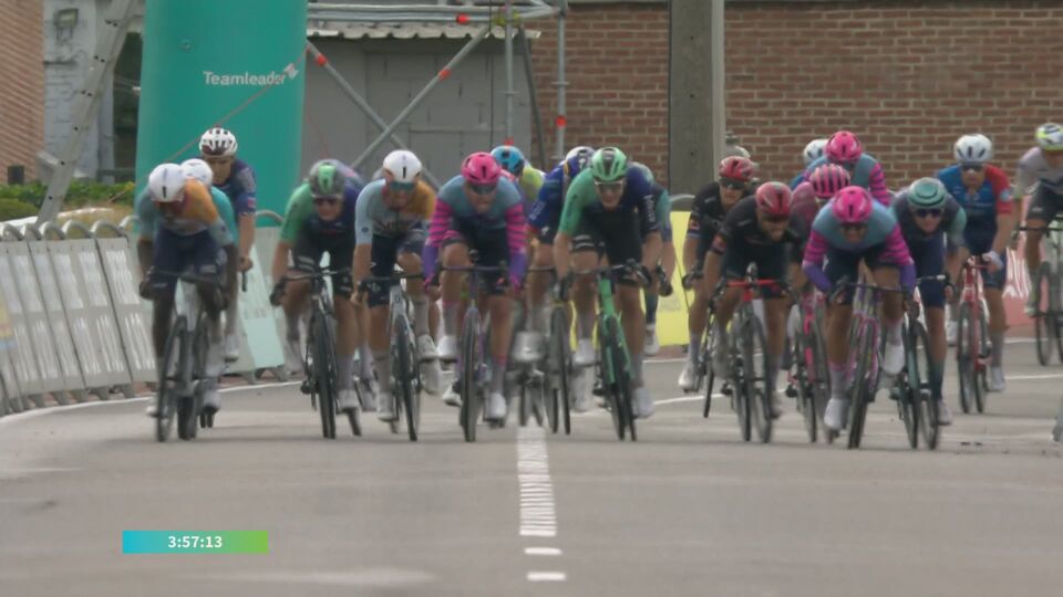 Jasper Philipsen wins in the Renewi Tour and takes the leader's jersey