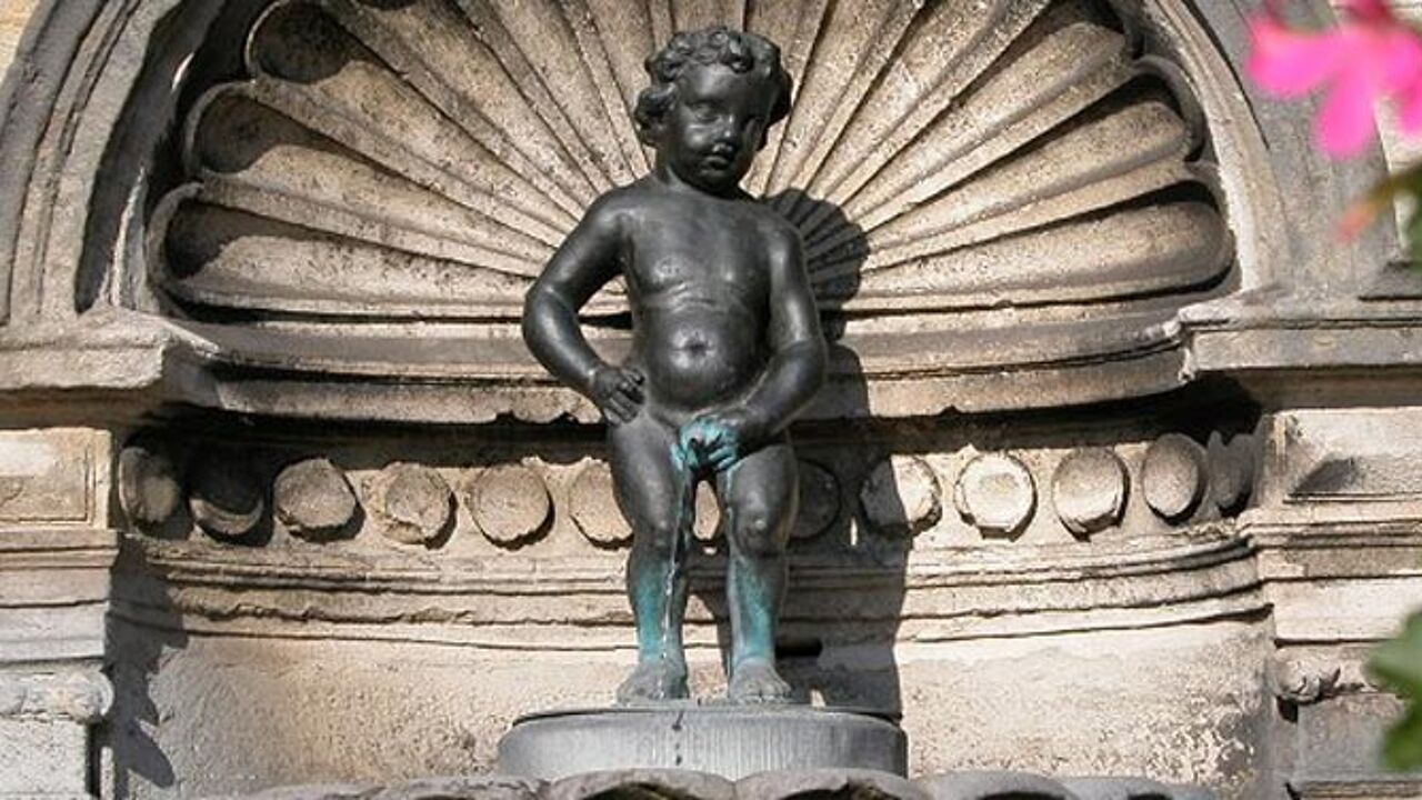 Где статуя писающего мальчика. Скульптура в Бельгии Manneken Pis. Статуя писающего мальчика в Бельгии. Фонтан Маннекен Пис. Достопримечательности Бельгии писающий мальчик.