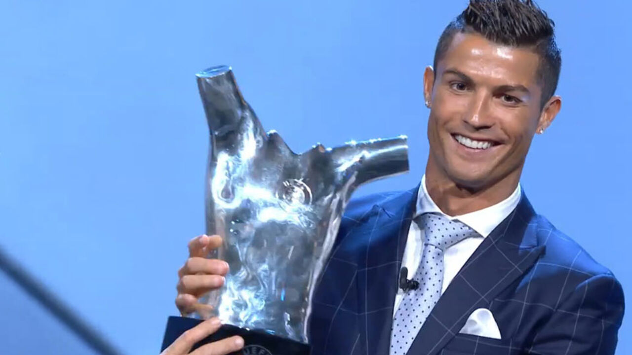 Приз лучшему футболисту года в Европе. UEFA best Player in Europe Award. Ronaldo winning Award. Cristiano Ronaldo gif.