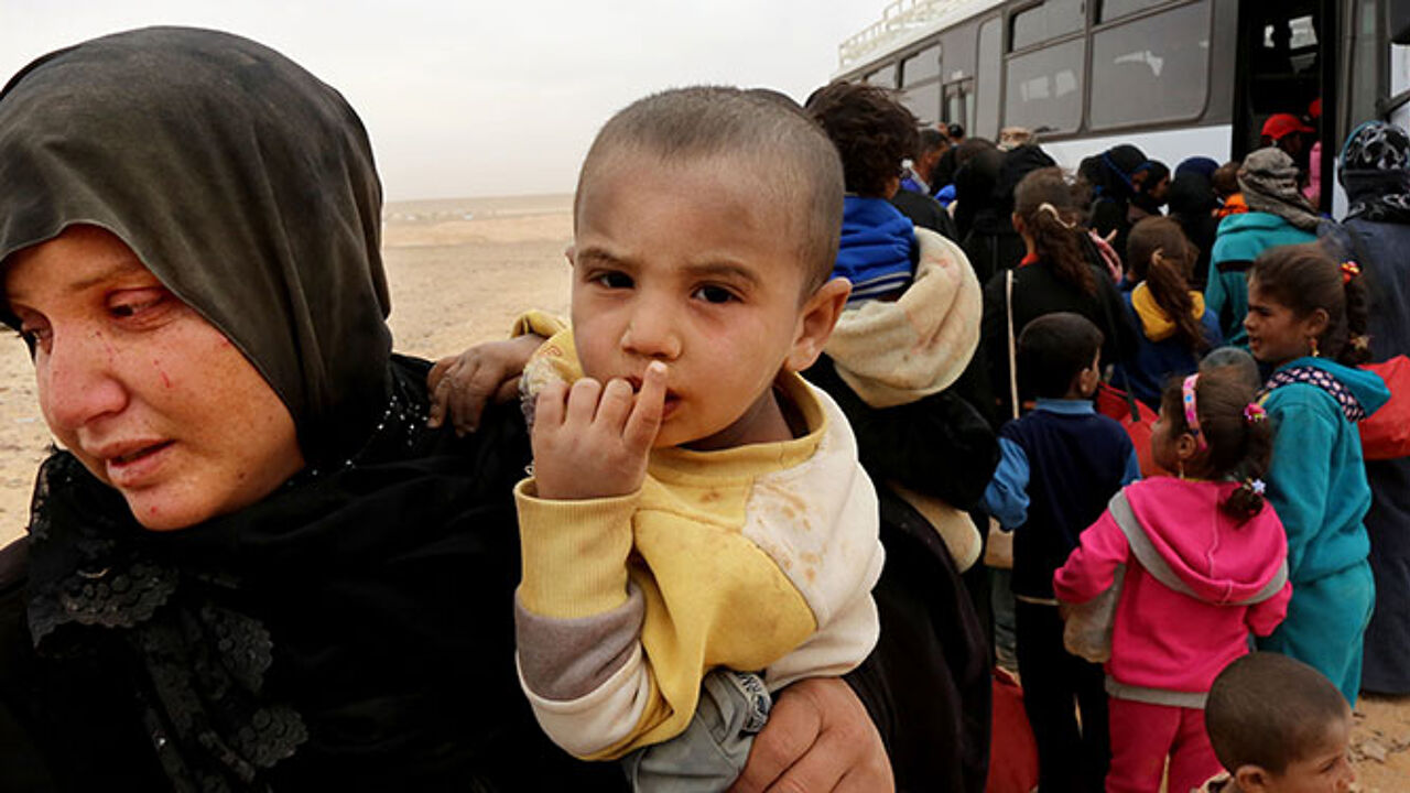 Фильм про девушку на яхте спасавшую мигрантов из африки. Рембо спасает беженцев. Беженцы плывут в сша. Спасти беженцев. Спасти беженцев.