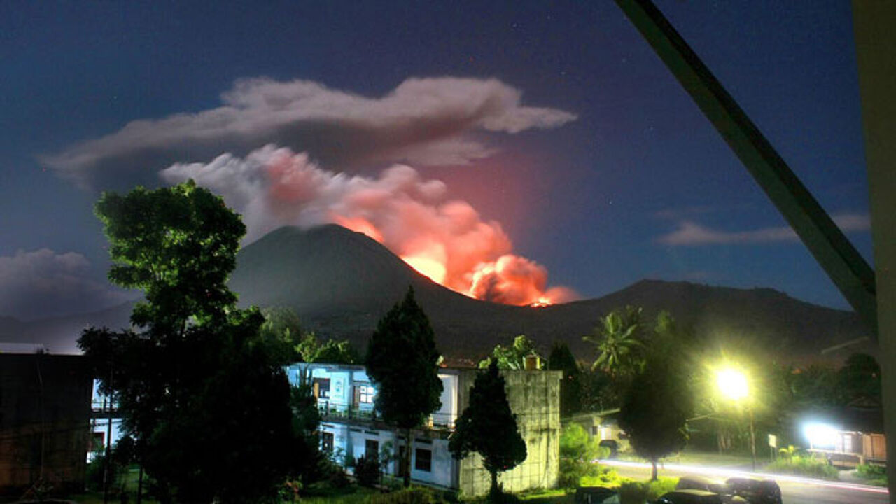 Название страны вулкан локон. Название страны вулкан локон. Остров ява индонезия. Извержение вулкана в индонезии. Потухший вулкан тальская вершина.