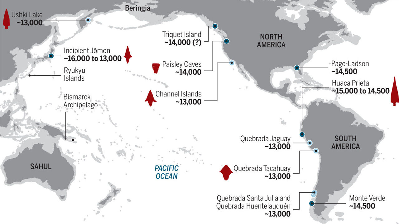 De aanwezigheid van mensen op de Aziatische Stille Oceaan-kust en in Noord- en Zuid-Amerika. Donker grijs is de huidige kustlijn, licht grijs is de kustlijn tijdens het laatste glaciale maximum. De donkerblauwe bollen zijn sites die ouder zijn dan de Clovis-cultuur, de lichtblauwe sites uit de tijd van de Clovis-cultuur. (Illustratie:  J. You and N. Cary  in Science 2017)
