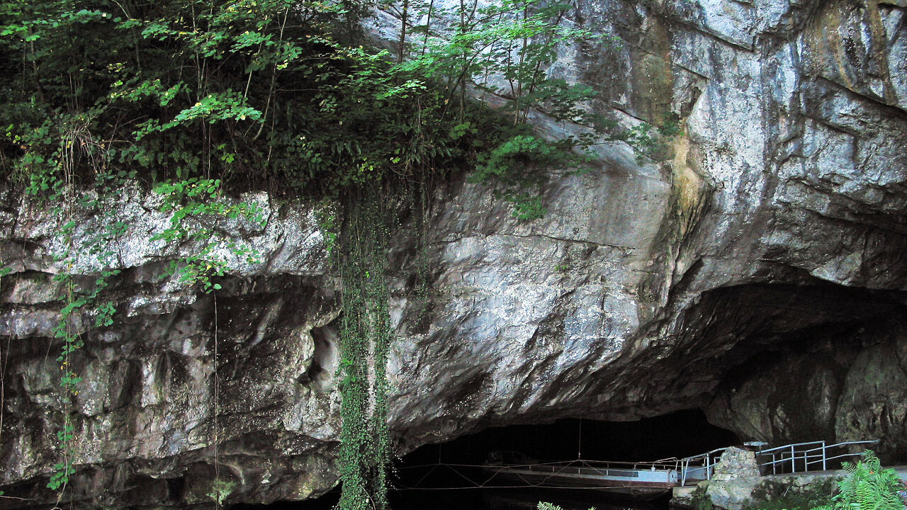 De uitgang van de grotten van Han (foto: Jean-Pol Grandmont/Wikimedia Commons).