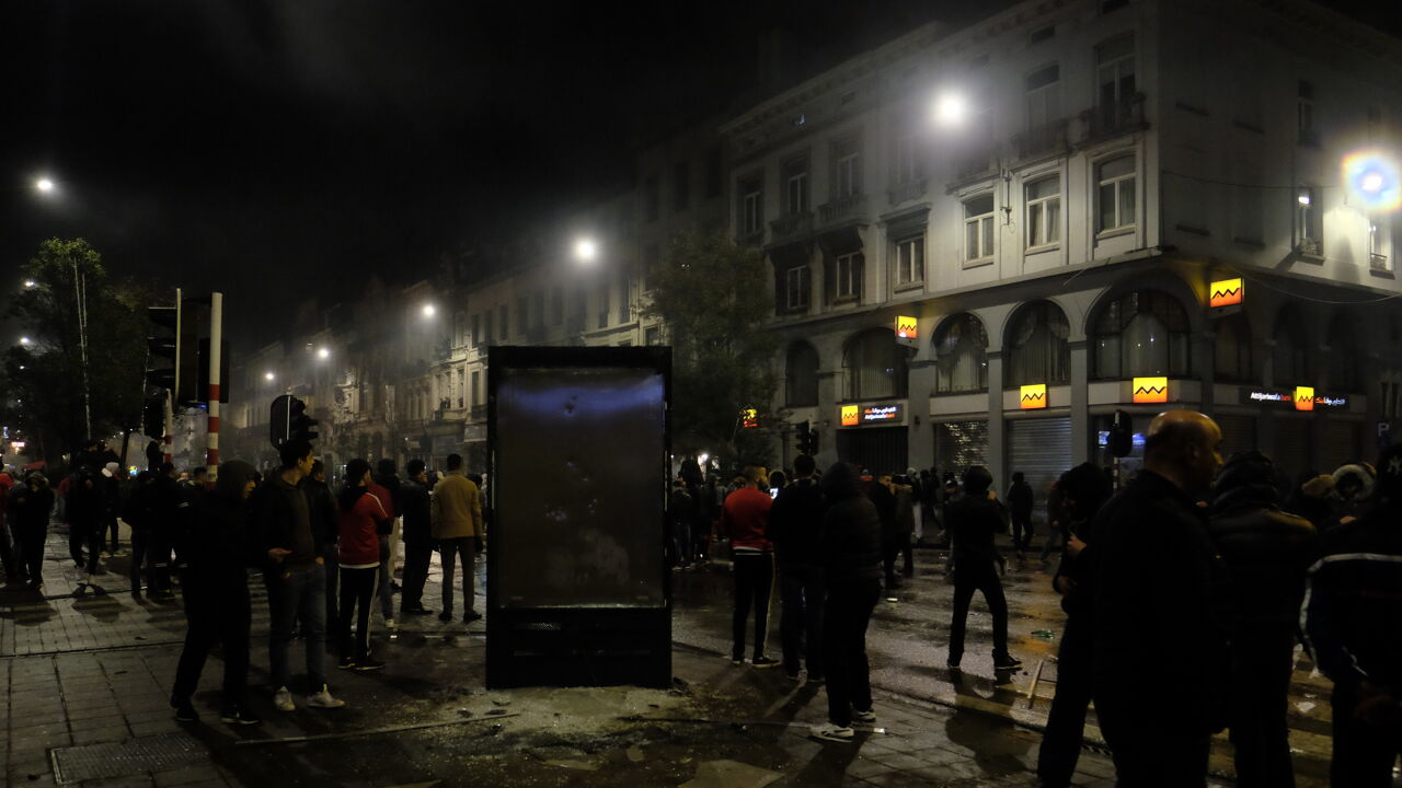 Rellen Met Marokkaanse Voetbalsupporters In Brussel: Auto's In Brand En ...