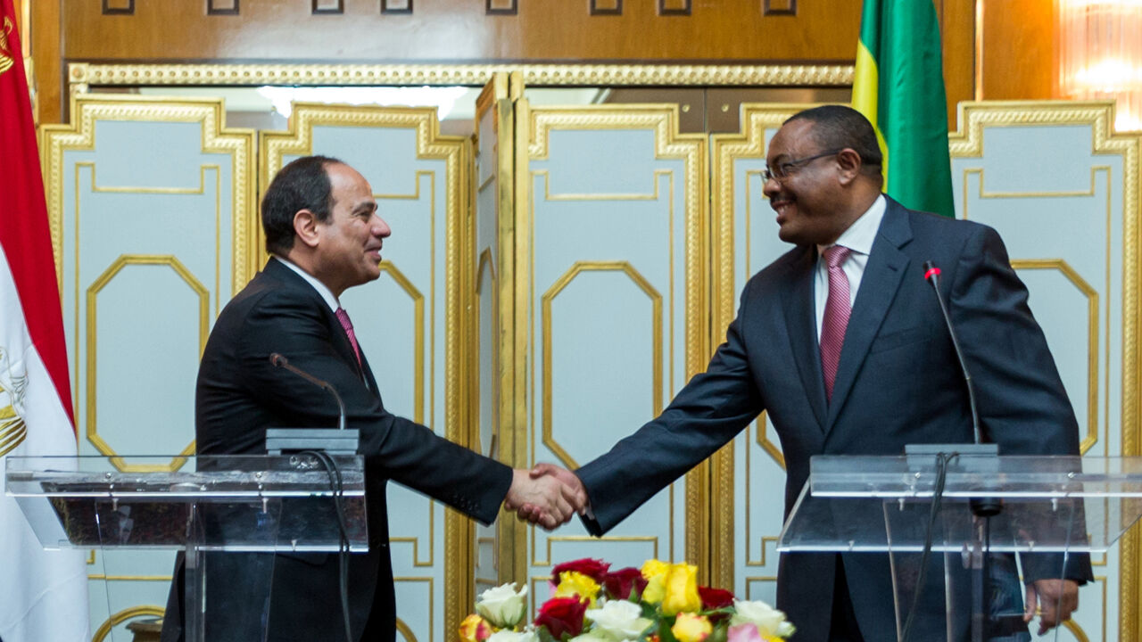 President Sisi (Egypte) en premier Desalegn (Ethiopië) bij gesprekken over de Nijl in 2015