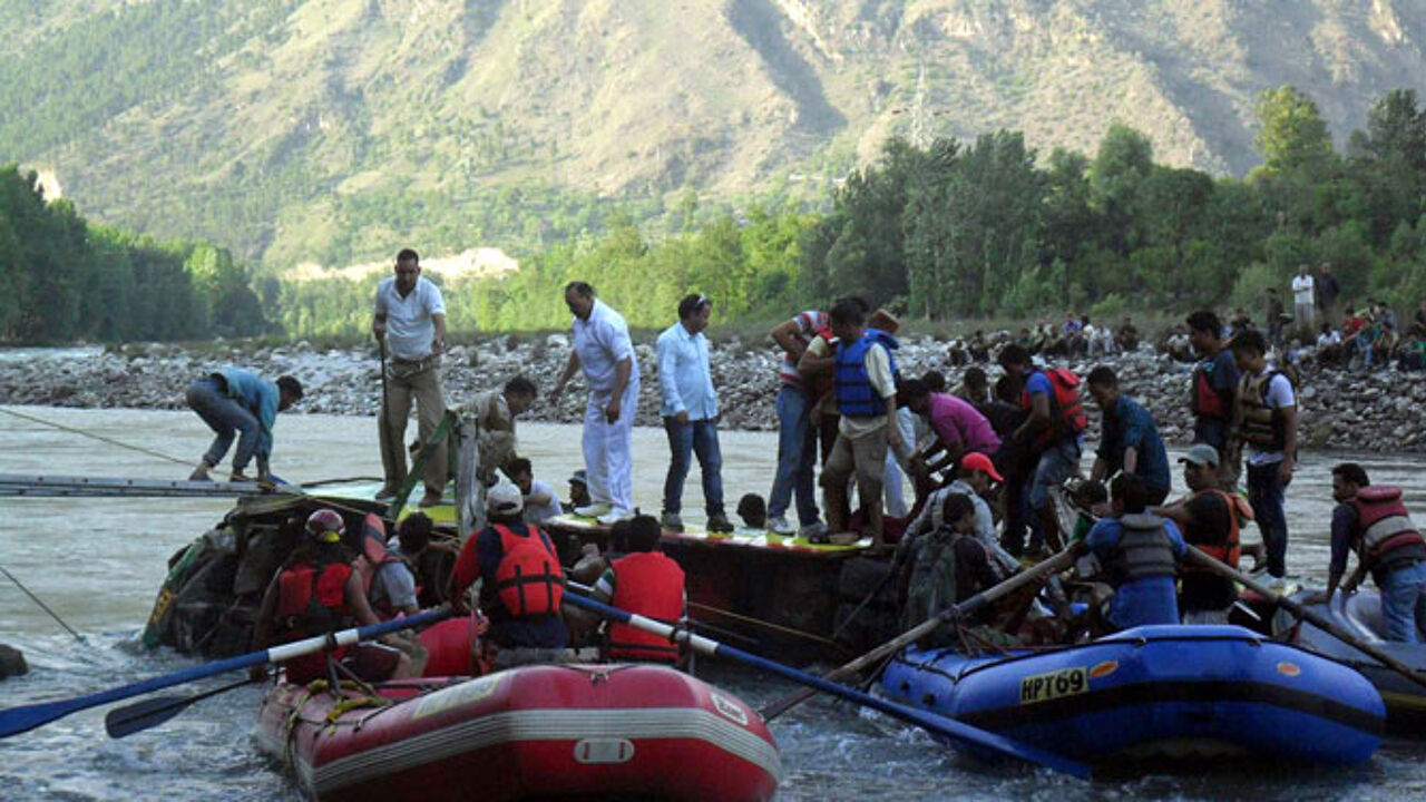 Через несколько десятков лет. Река Беас в Индии фото. Катастрофа на реке Беас Индия 2014. Биас река. 22 Индийских студентов отправилась на экскурсию в город Манали.