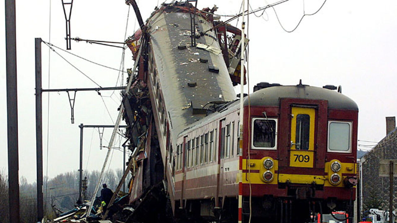 Разбили железную дорогу. Аварии на Железнодорожном транспорте. Аварии и катастрофы на Железнодорожном транспорте. Железнодорожная катастрофа в 2001 году Бельгия. Железнодорожная авария.