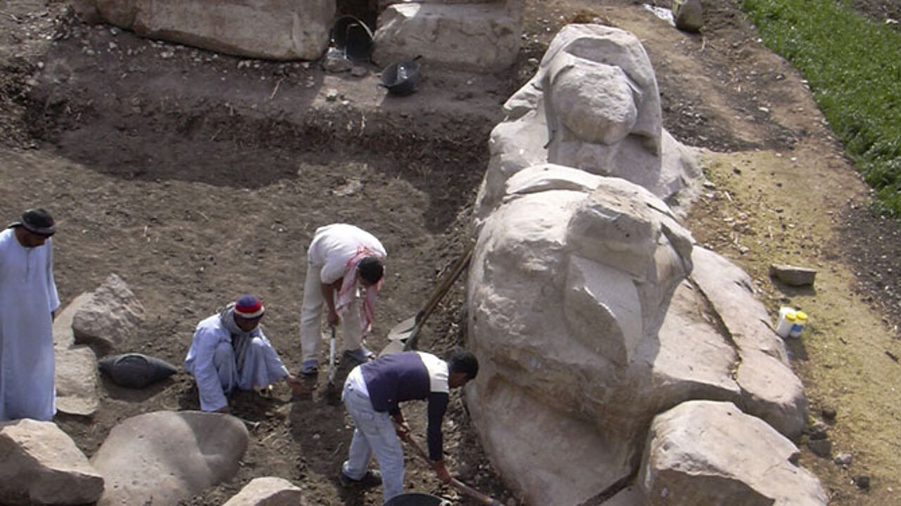 рассмотрите скульптуру найденную археологами предположите где. мирмекий раскопки керчь. рассмотрите скульптуру найденную археологами предположите где. археология. александр бутягин археолог.