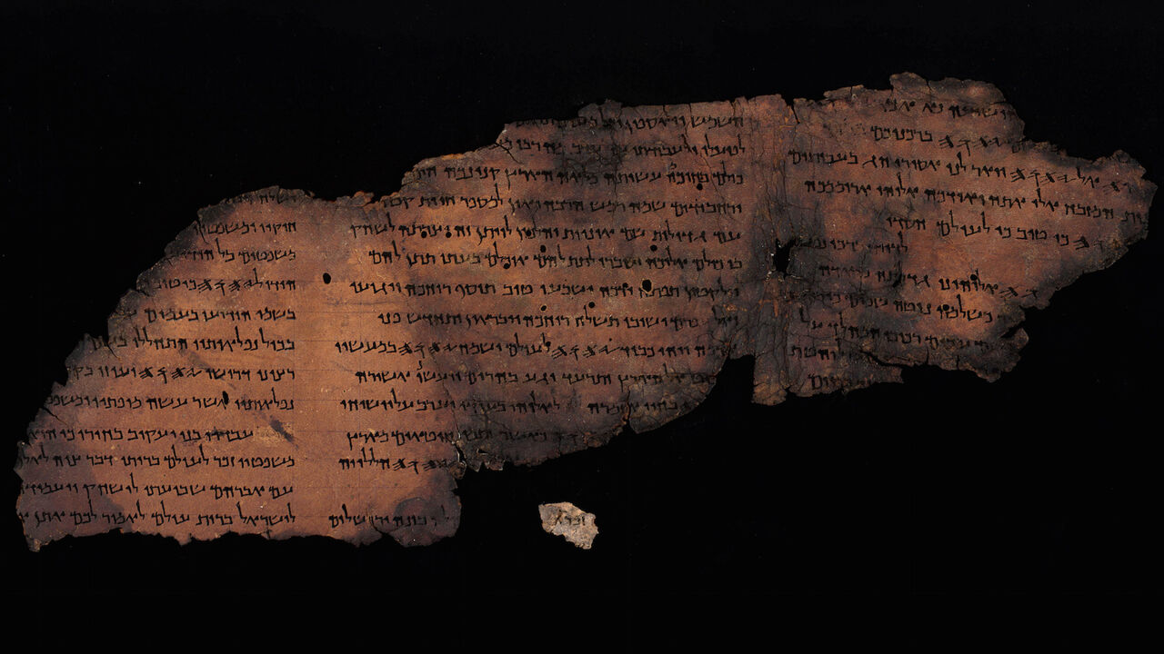 De "Grote Psalmenrol" met het nieuw gevonden fragmentje dat Psalm 147:1 bevat.