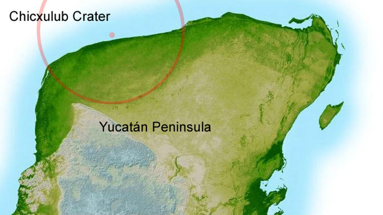 De Chicxulub-krater ligt voor een deel voor de kust van Yucatan, en voor een deel er op. Op deze reliëfbeelden van de Shuttle Radar Topography Mission van de NASA is een subtiele maar onmiskenbare aanwijzing voor de krater te zien. De rand van de krater wordt gemarkeerd door een donkergroene halve cirkel, in de buurt van het midden van het bovenste beeld. (Illustratie: NASA/JPL-Caltech)