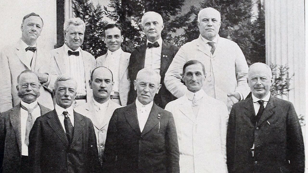 Präsident Wilson, umgeben von Mitgliedern seines Regierungsteams Präsident Wilson, umgeben von Mitgliedern seines Regierungsteams