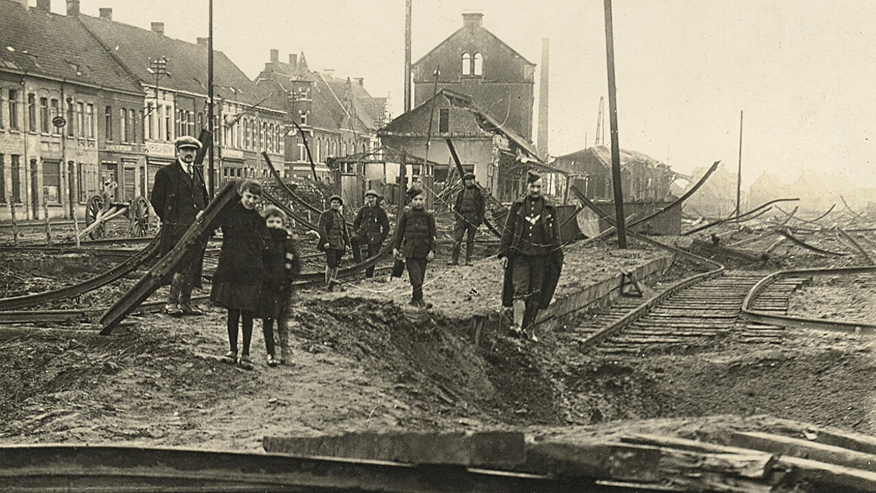 Ein französischer Soldat und vor allem junge Zuschauer am Bahnhof Waregem. Vor ihrer Abreise zerstörten die Deutschen die Eisenbahnschienen und sprengten das Gebäude (Bestände des Stadtarchivs Waregem). Ein französischer Soldat und vor allem junge Zuschauer am Bahnhof Waregem. Vor ihrer Abreise zerstörten die Deutschen die Eisenbahnschienen und sprengten das Gebäude (Bestände des Stadtarchivs Waregem).