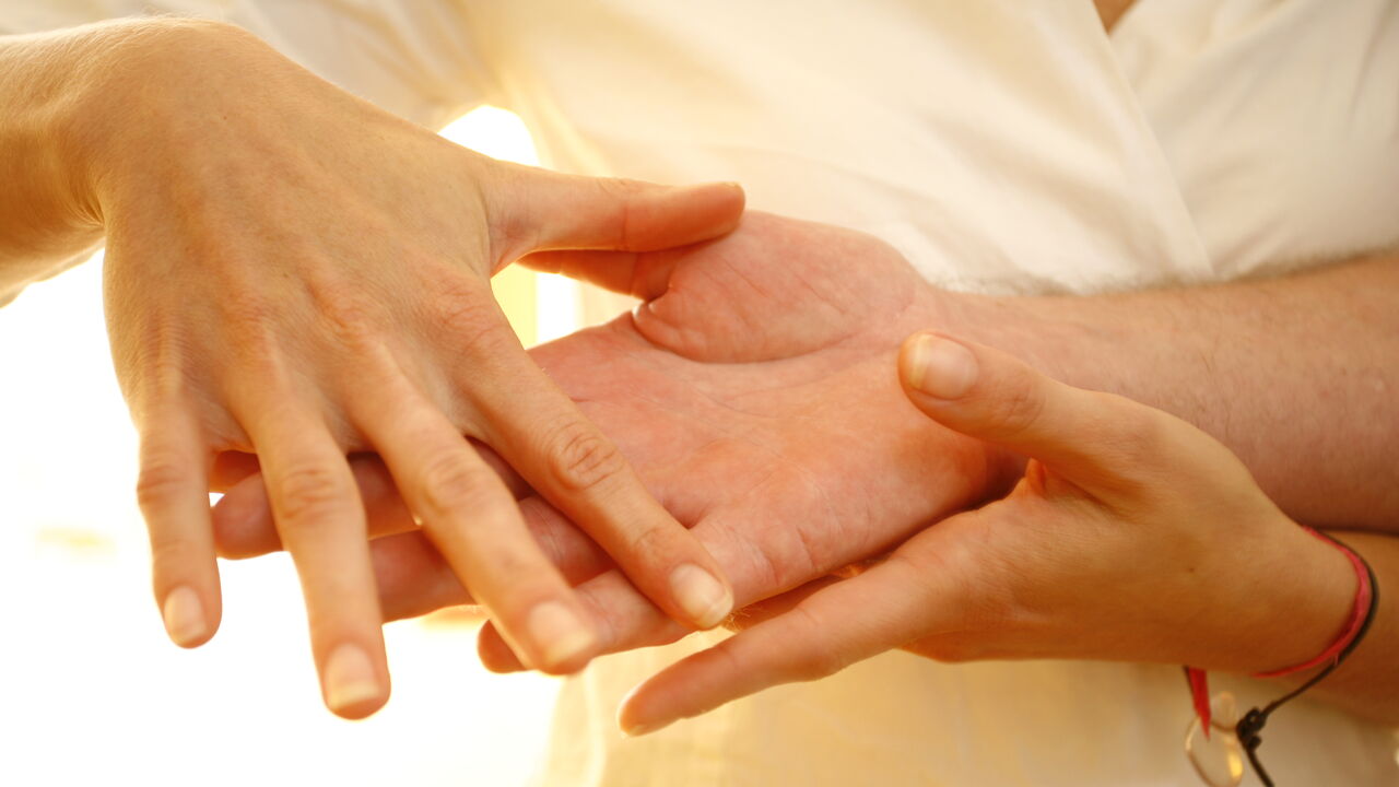 массаж после инсульта. массаж парализованных конечностей. массаж ног после инсульта. лечебный массаж после инсульта. массаж ног.