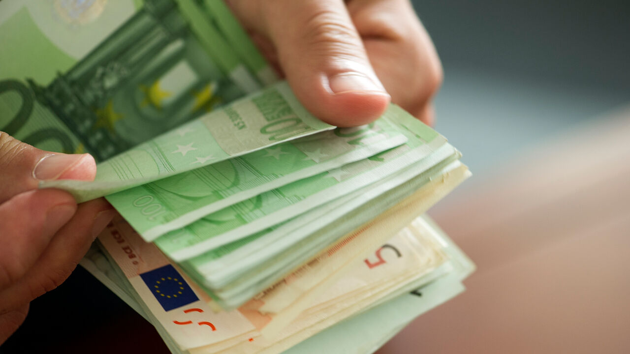 Honest Finder Hands 10,000 Euro In Cash Into The Police 