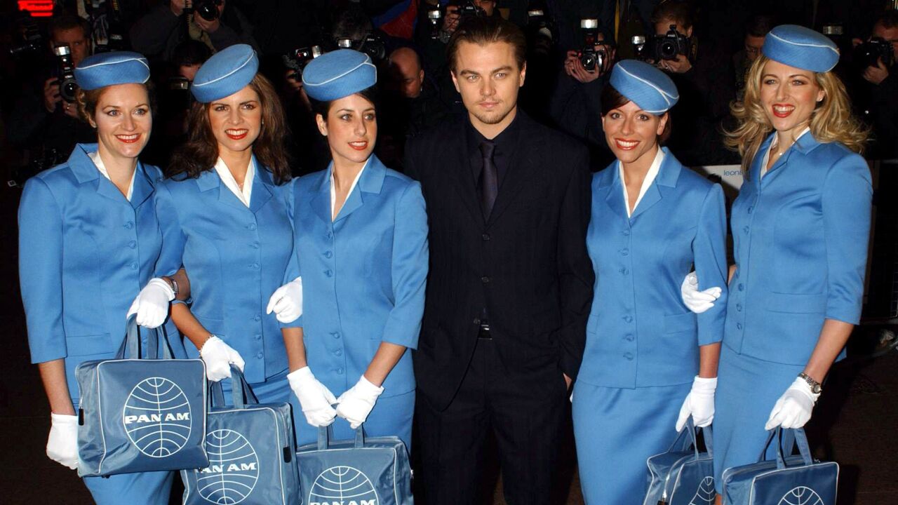 Leonardo DiCaprio met &quot;Pan Am&quot; stewardessen uit de film &quot;<b>Cat...</b>