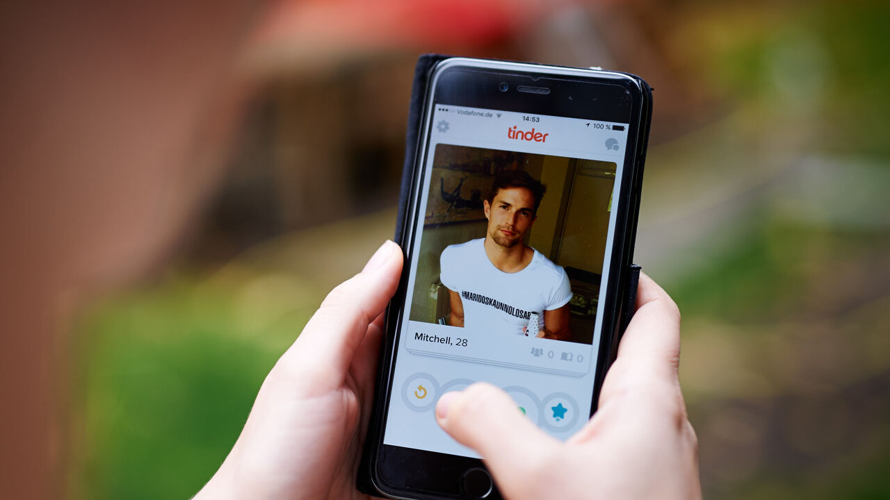 Nadat vrouw Tinderdate heeft aangeklaagd voor verkrachting: mag je liegen  over je looks op datingapps? | VRT NWS: nieuws