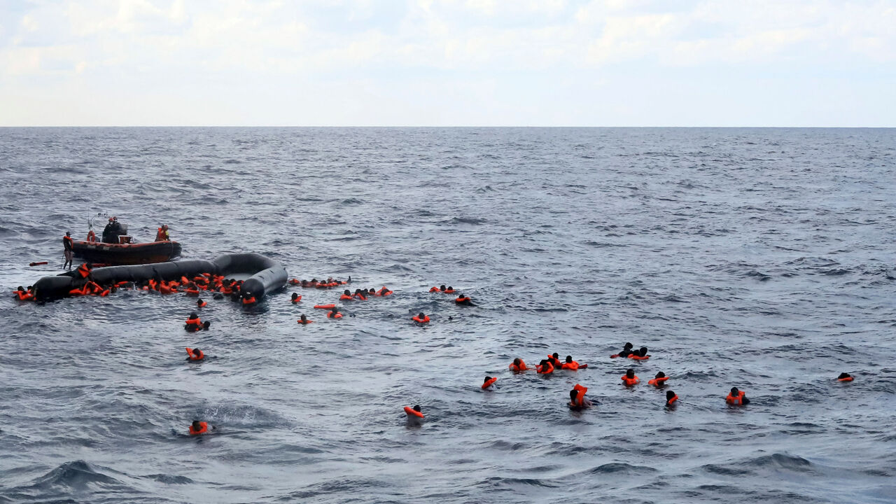 Bijna 100 Migranten En Vluchtelingen Verdronken Bij Twee Scheepsrampen ...