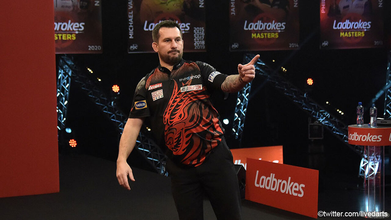 Jonny Clayton wint met de Masters darts zijn eerste major sporza