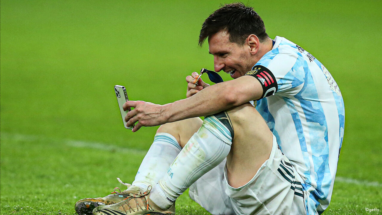 Messi toont trots zijn gouden medaille via Facetime aan zijn vrouw Antonella en zijn 3 zoontjes.
