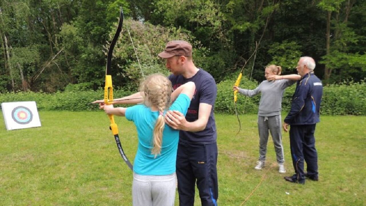 Stijn Waeijaert tijdens een initiatie boogschieten