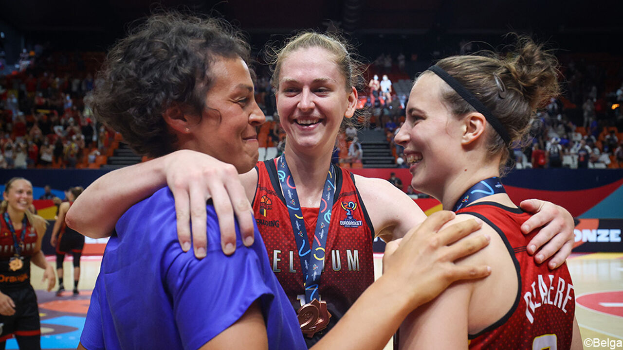 Sofie Hendrickx met Meesseman en Delaere na brons op het EK 2021.