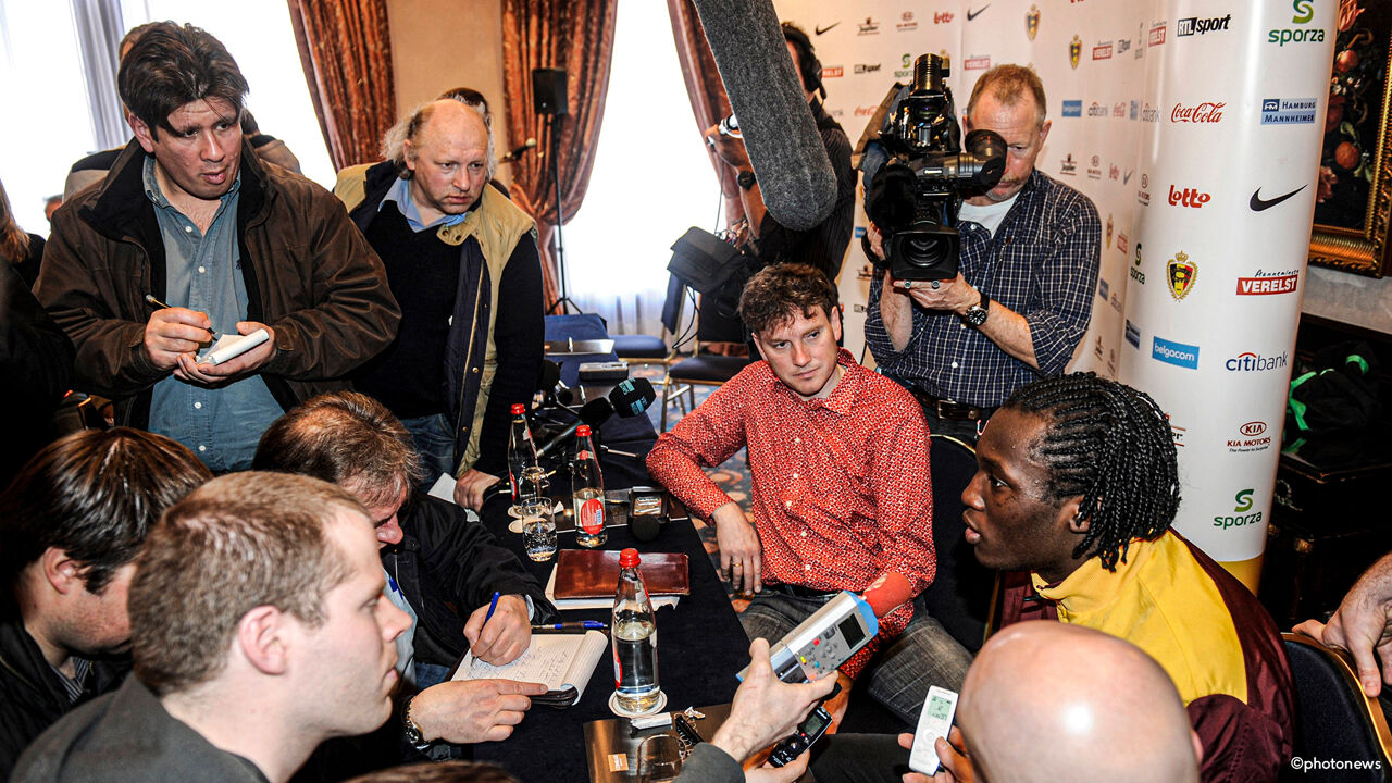 Lukaku tijdens zijn druk bijgewoonde eerste persmoment bij de Duivels. Naast hem ook Peter Vandenbempt.