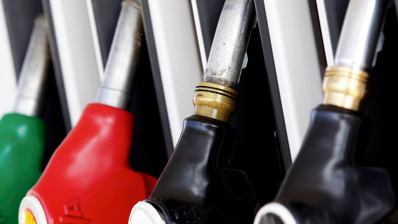 Benzineprijs Zakt Tot Bijna 1,7 Euro Per Liter, Maar Accijnsverhoging ...